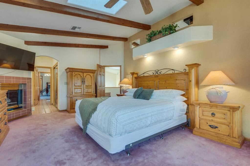 Riverfront Gem, Spa, Games, Bbq, Pet-friendly! Holiday home Bullhead City
