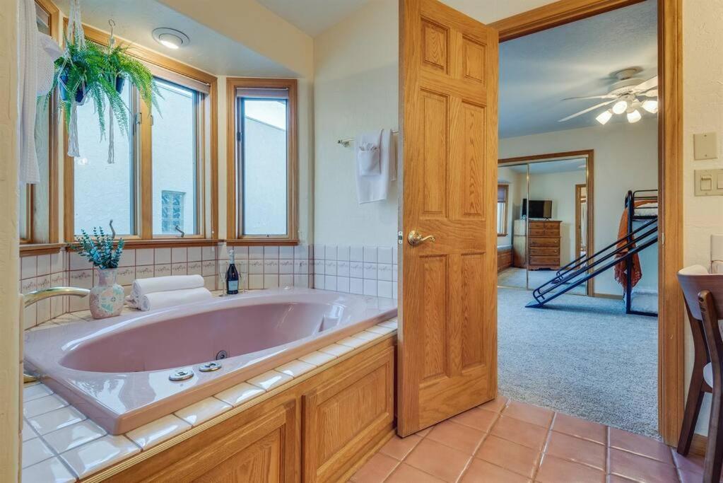 Riverfront Gem, Spa, Games, Bbq, Pet-friendly! *