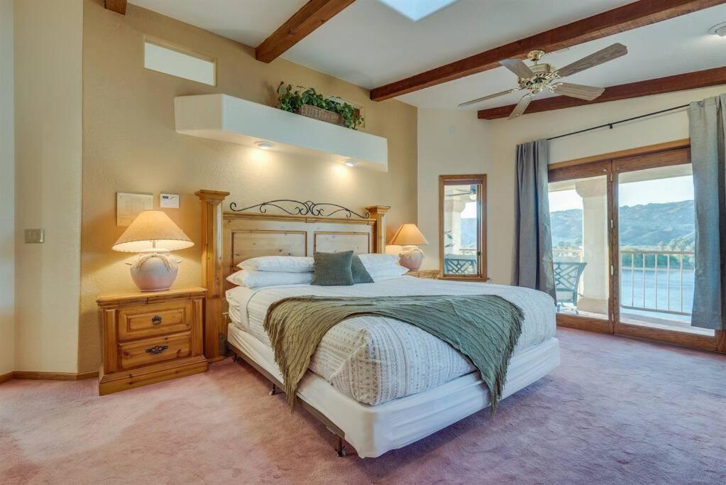 Riverfront Gem, Spa, Games, Bbq, Pet-friendly!