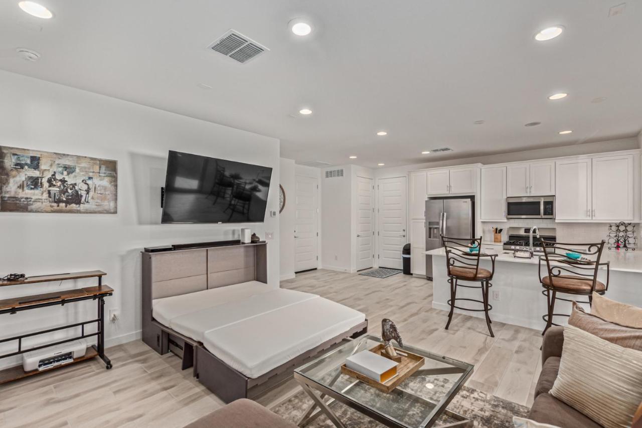At Your Service - Modern Amenities, Urban Location, Sophisticated Style Apartment Phoenix