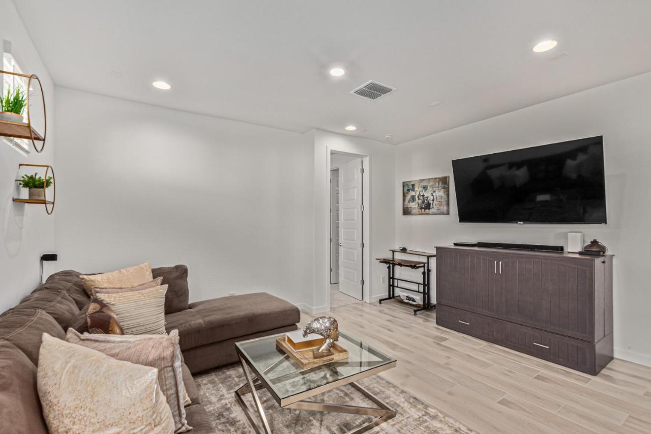 Apartment At Your Service - Modern Amenities, Urban Location, Sophisticated Style