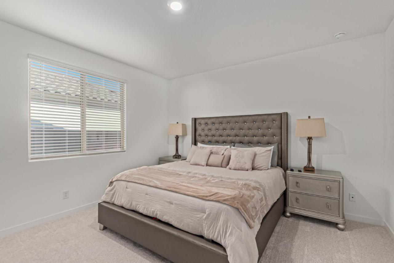 At Your Service - Modern Amenities, Urban Location, Sophisticated Style Apartment Phoenix