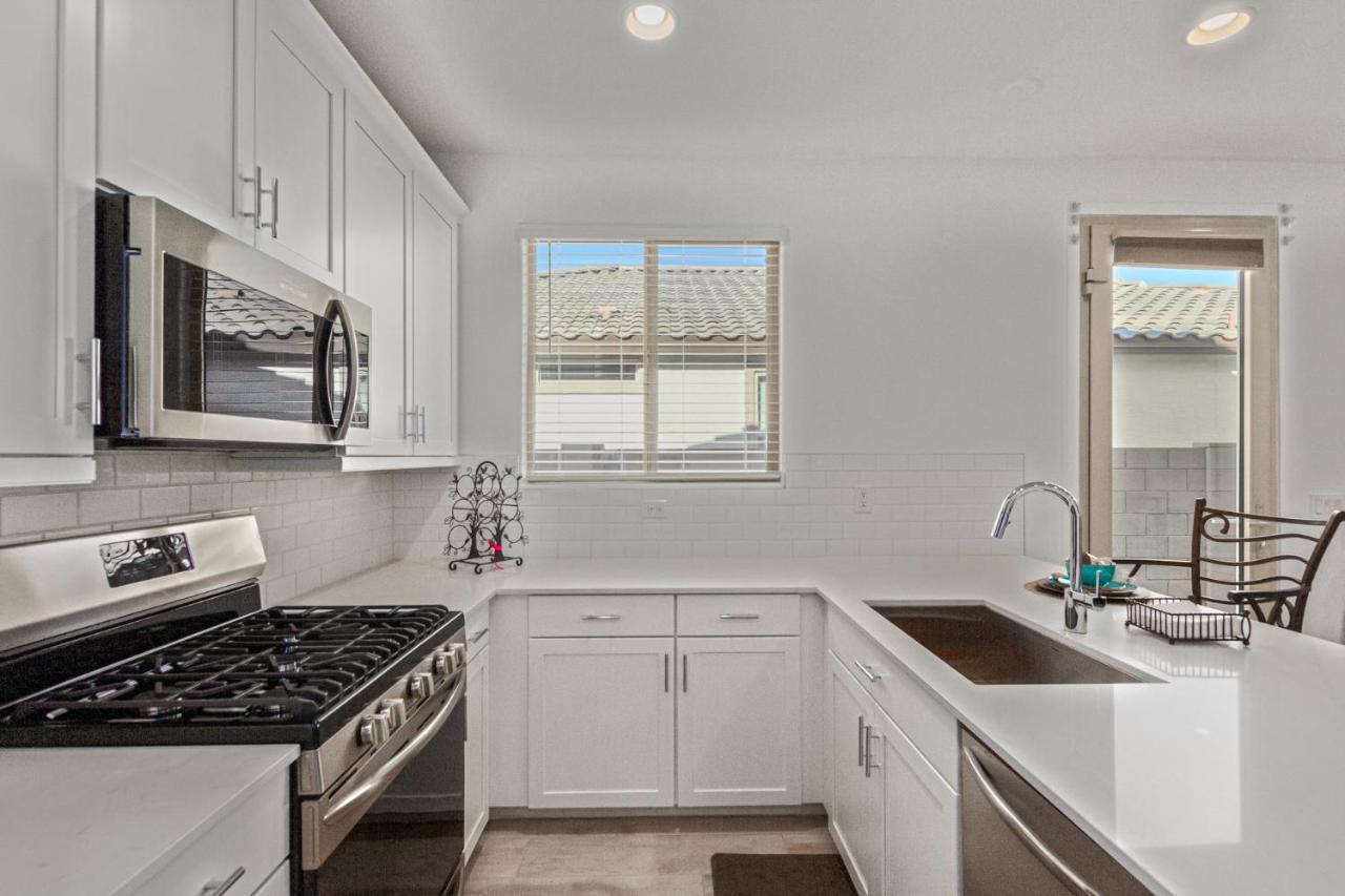 At Your Service - Modern Amenities, Urban Location, Sophisticated Style Apartment