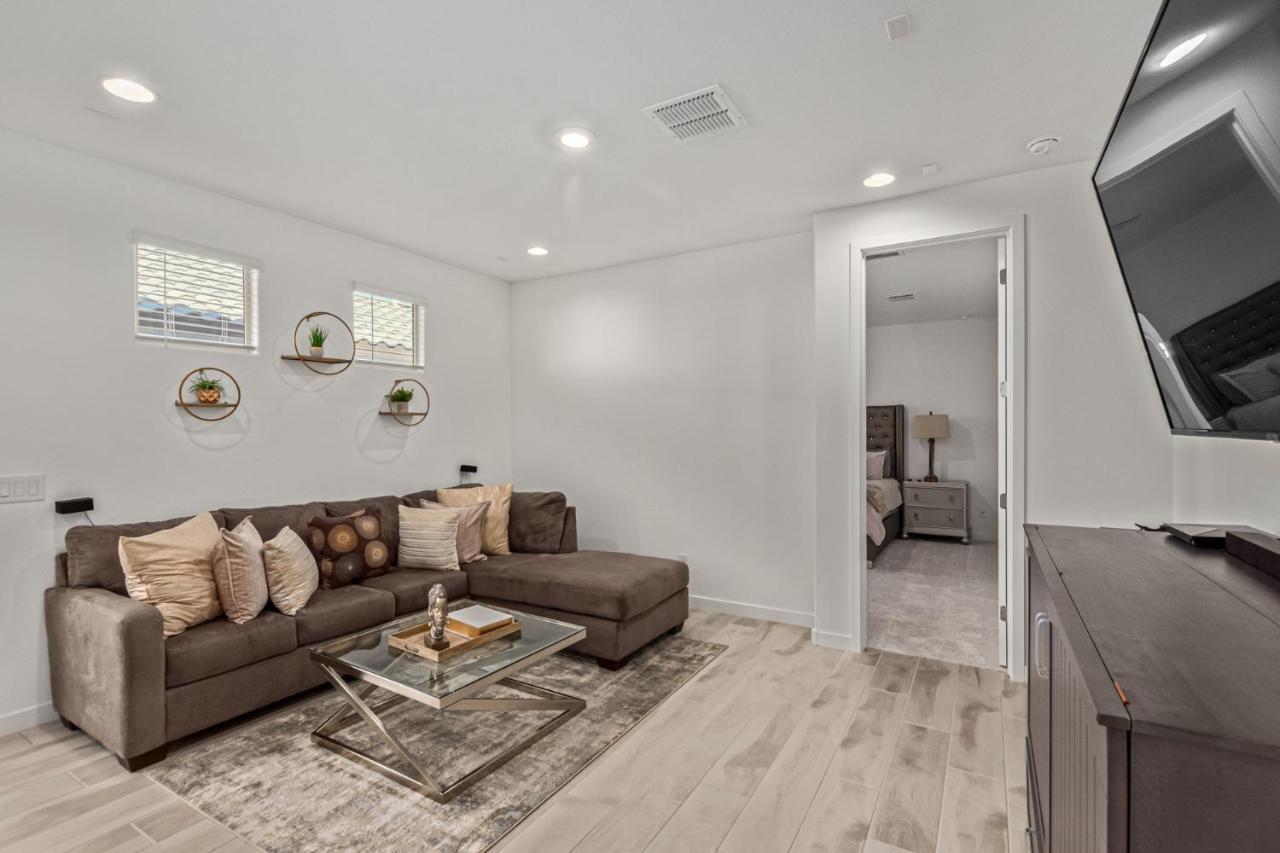 At Your Service - Modern Amenities, Urban Location, Sophisticated Style Apartment Phoenix