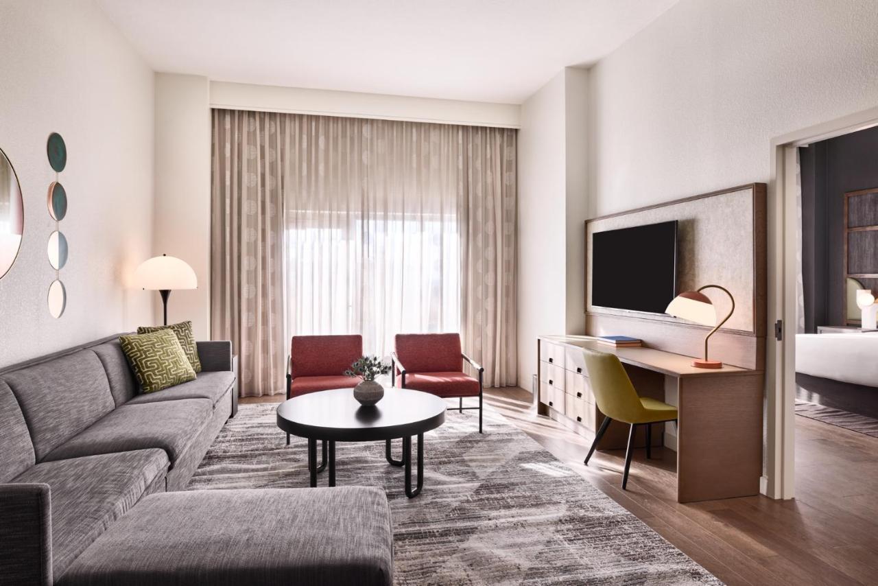 Renaissance Phoenix & Conference Center Hotel 4*