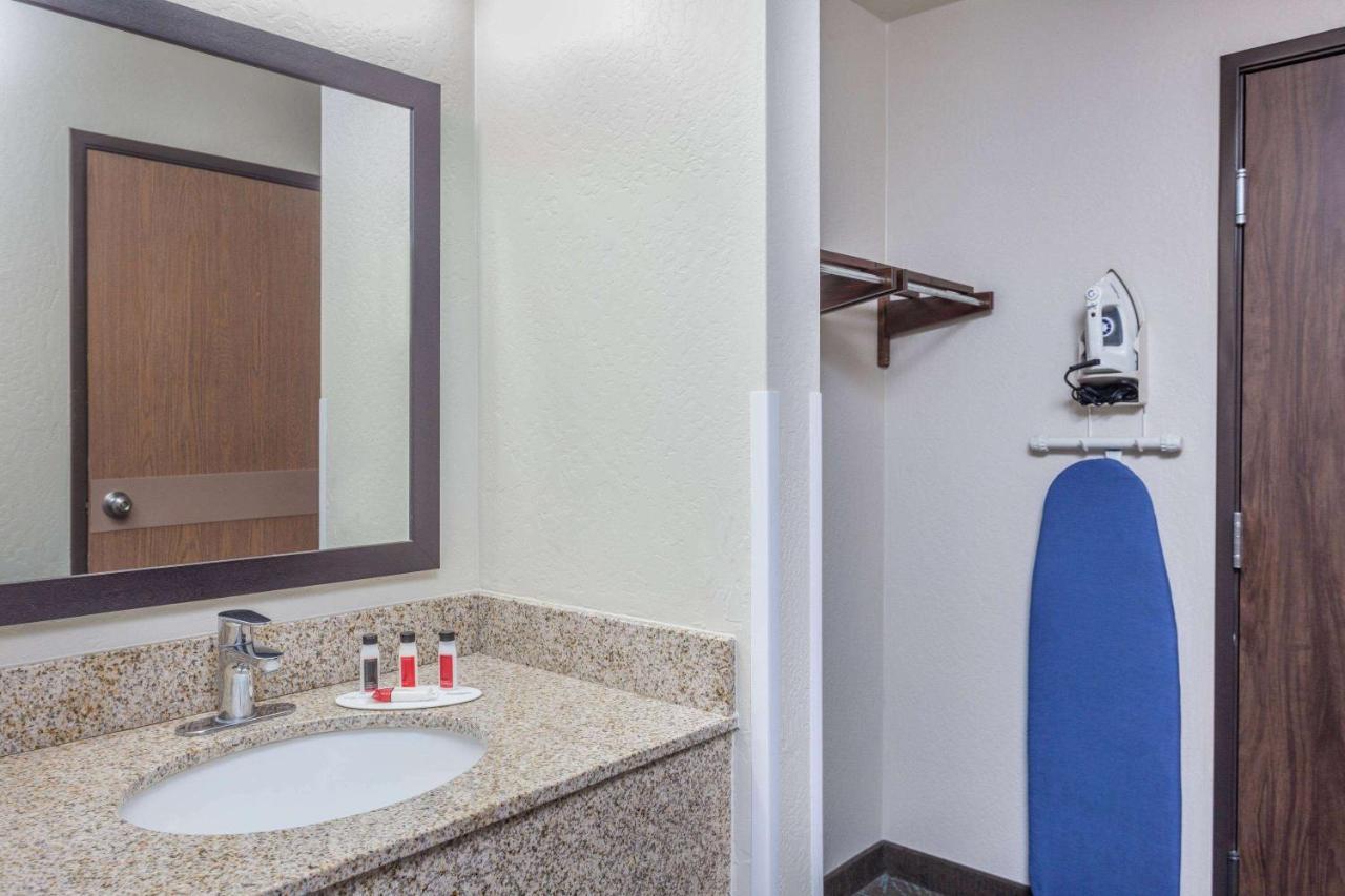Days & By Wyndham East Hotel 3*