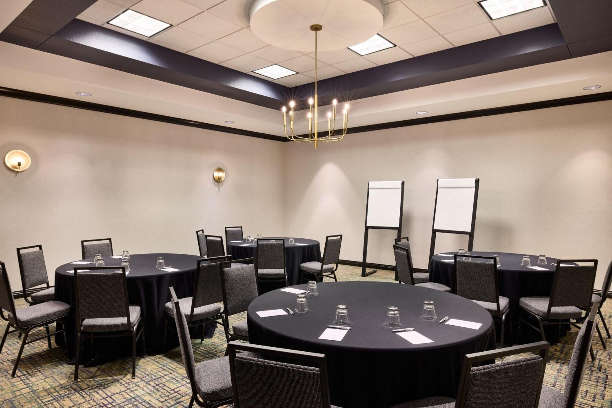 Renaissance Phoenix & Conference Center 4*