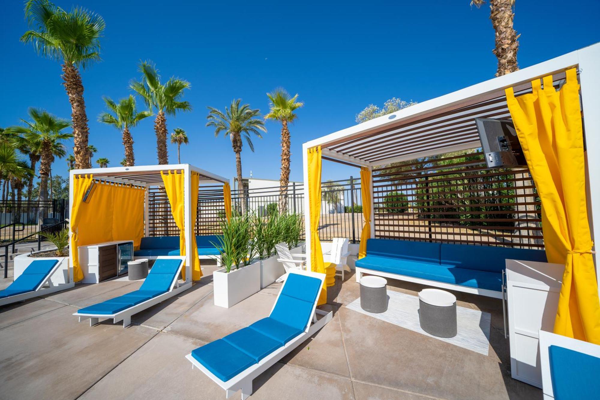 Resort The Nautical Beachfront 3*