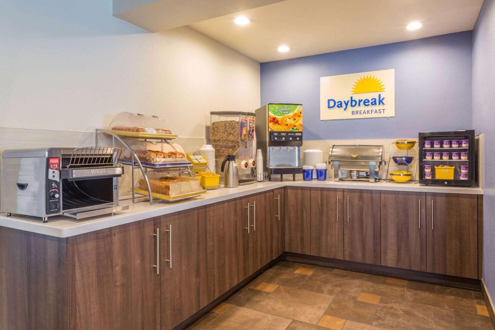 Hotel Days & By Wyndham East