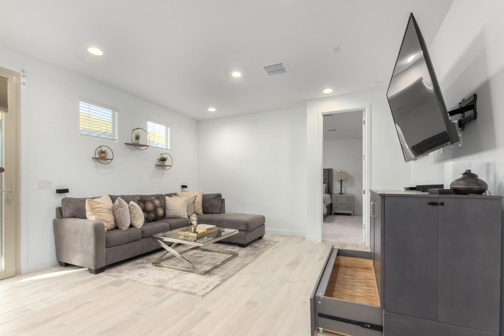 Apartment At Your Service - Modern Amenities, Urban Location, Sophisticated Style Phoenix