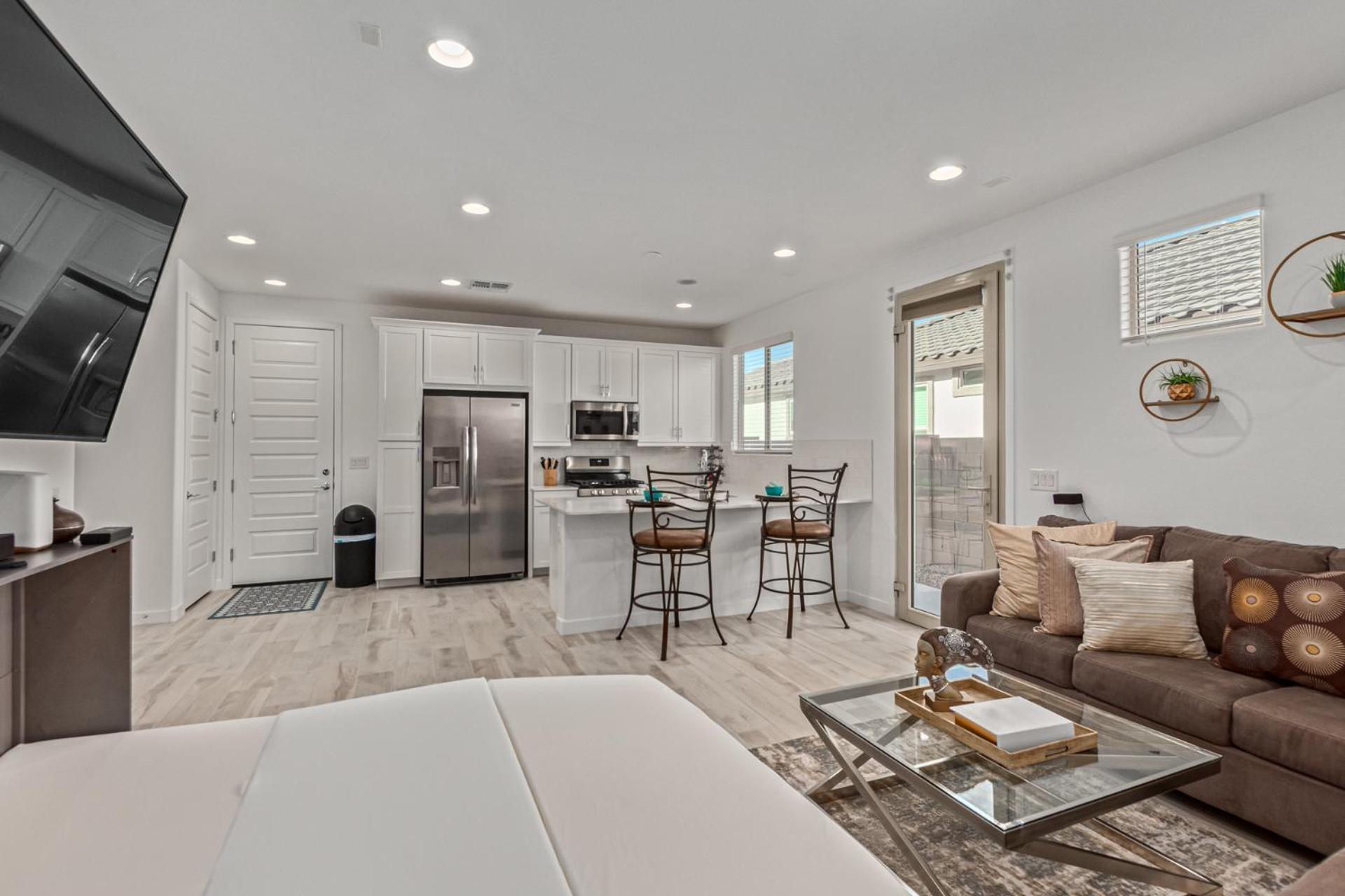 Apartment At Your Service - Modern Amenities, Urban Location, Sophisticated Style Phoenix