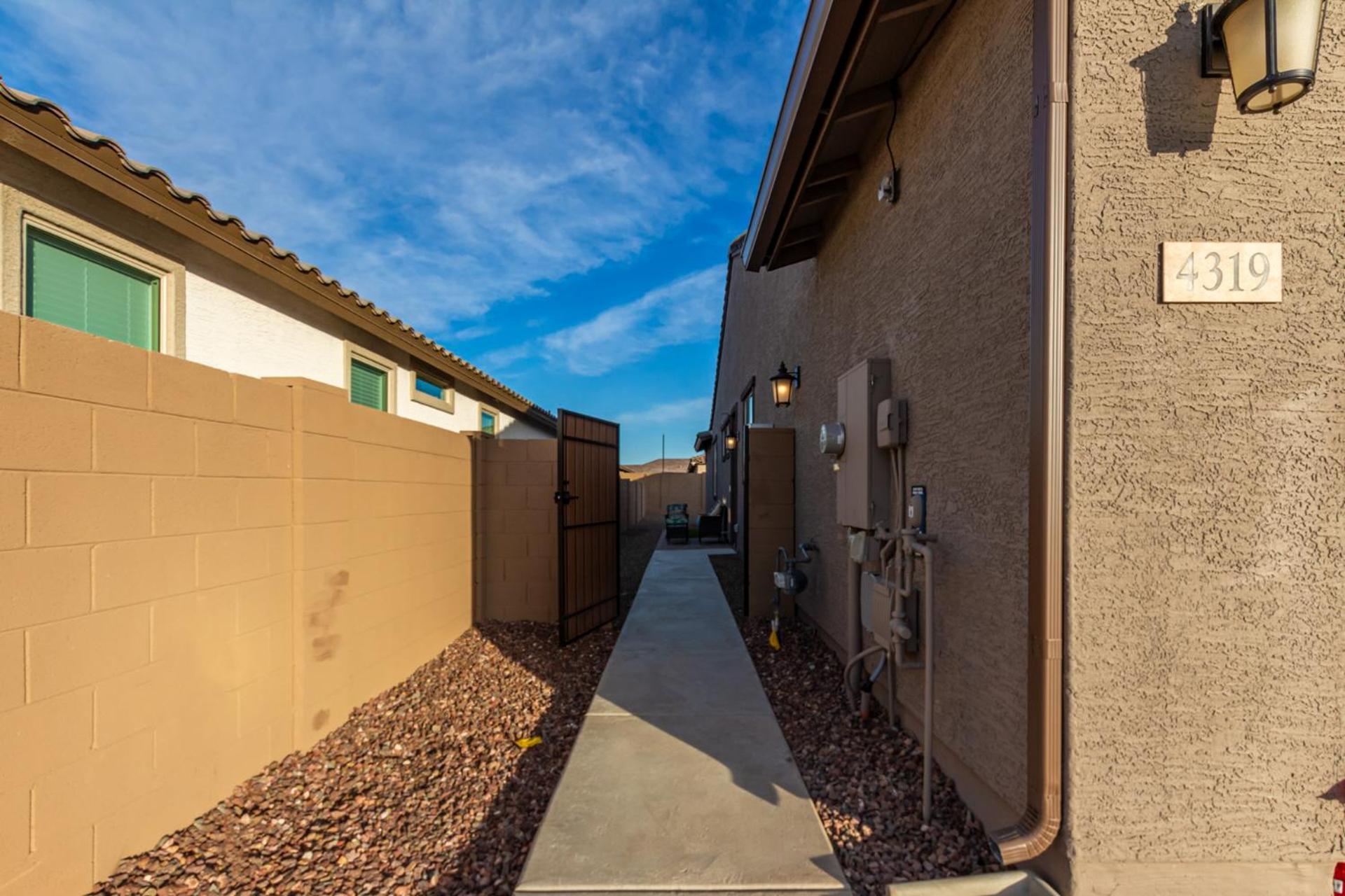 Apartment At Your Service - Modern Amenities, Urban Location, Sophisticated Style
