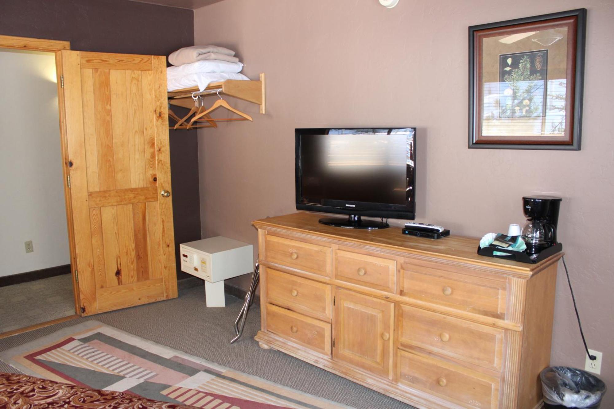 Edelweiss Hotel *