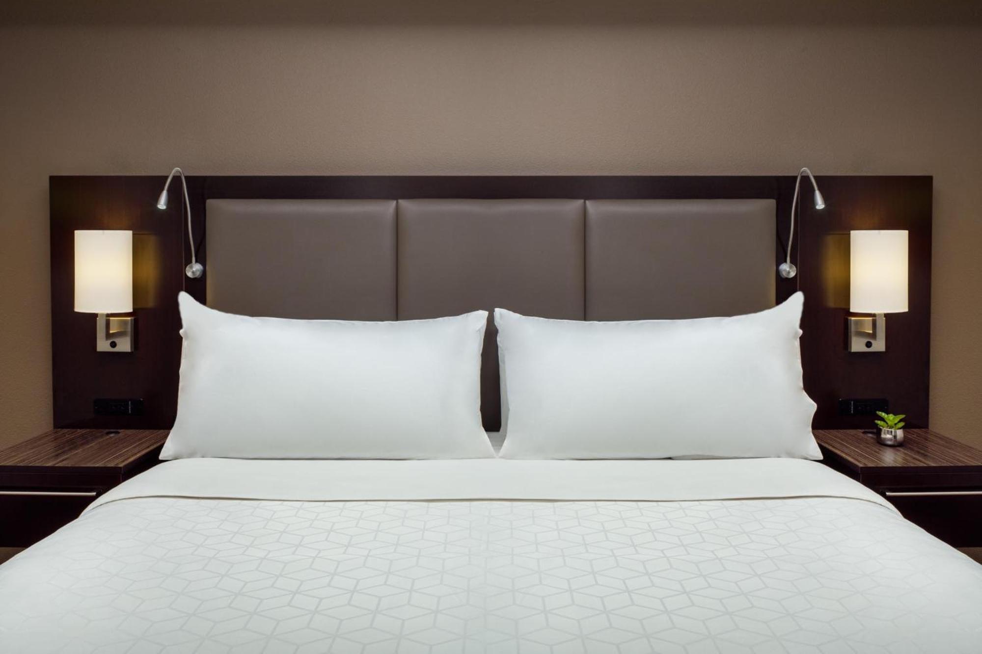 Hotel And Airport North By Ihg 3*