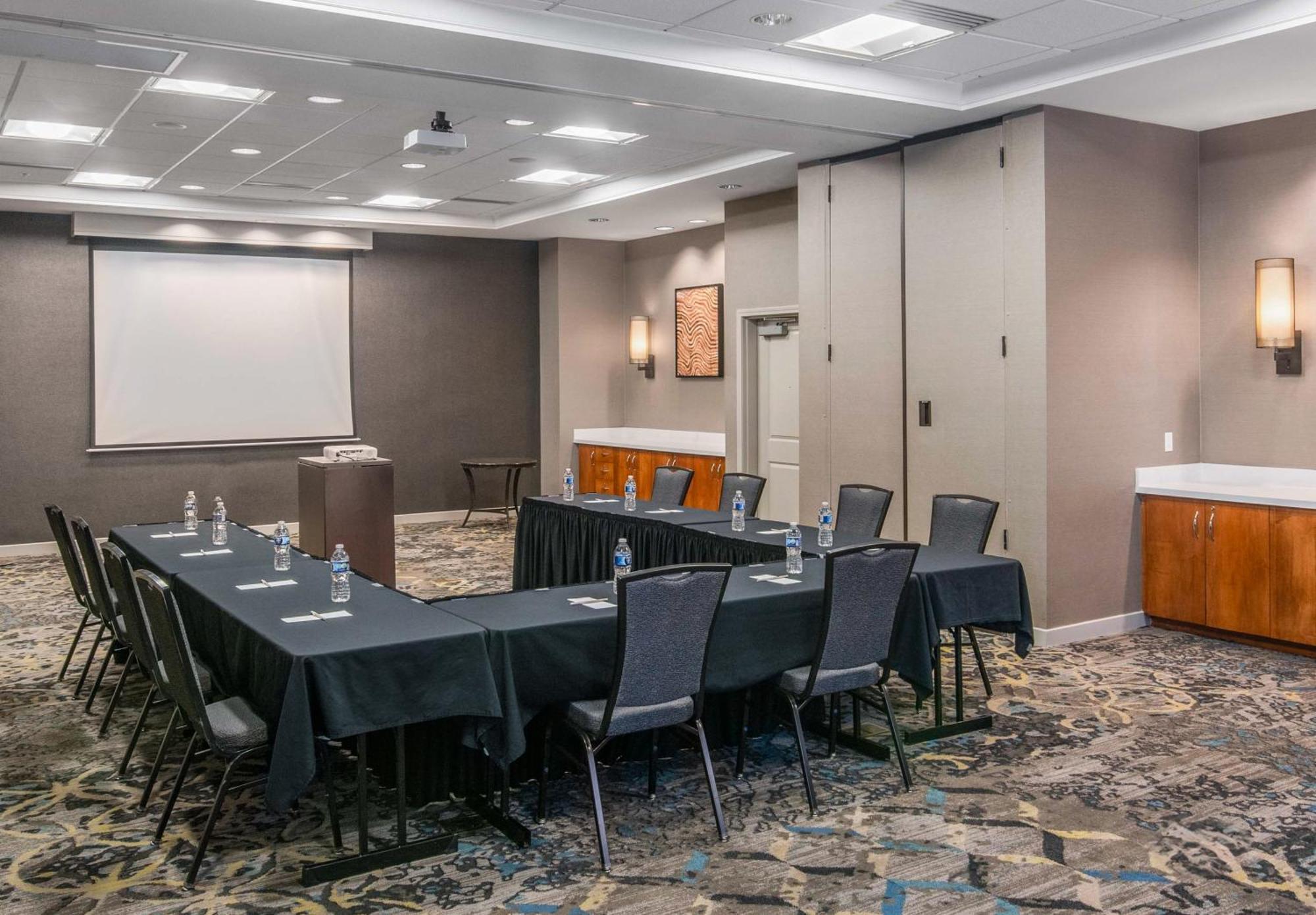 Phoenix Sports & Entertainment District Hotel 3*