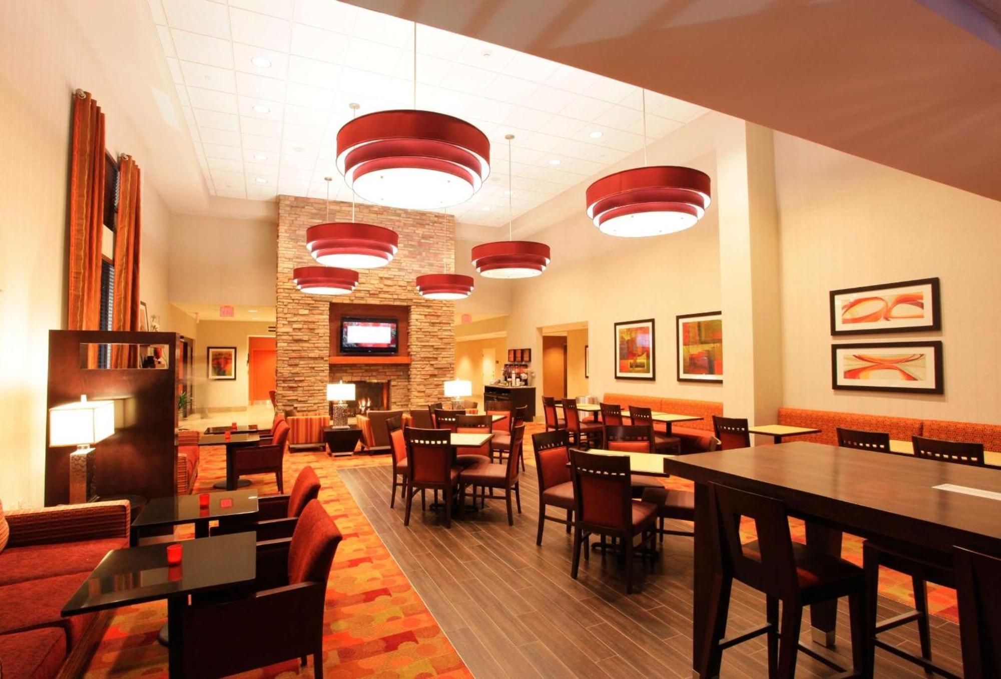 Hotel Hampton & Phoenix Fashion Center