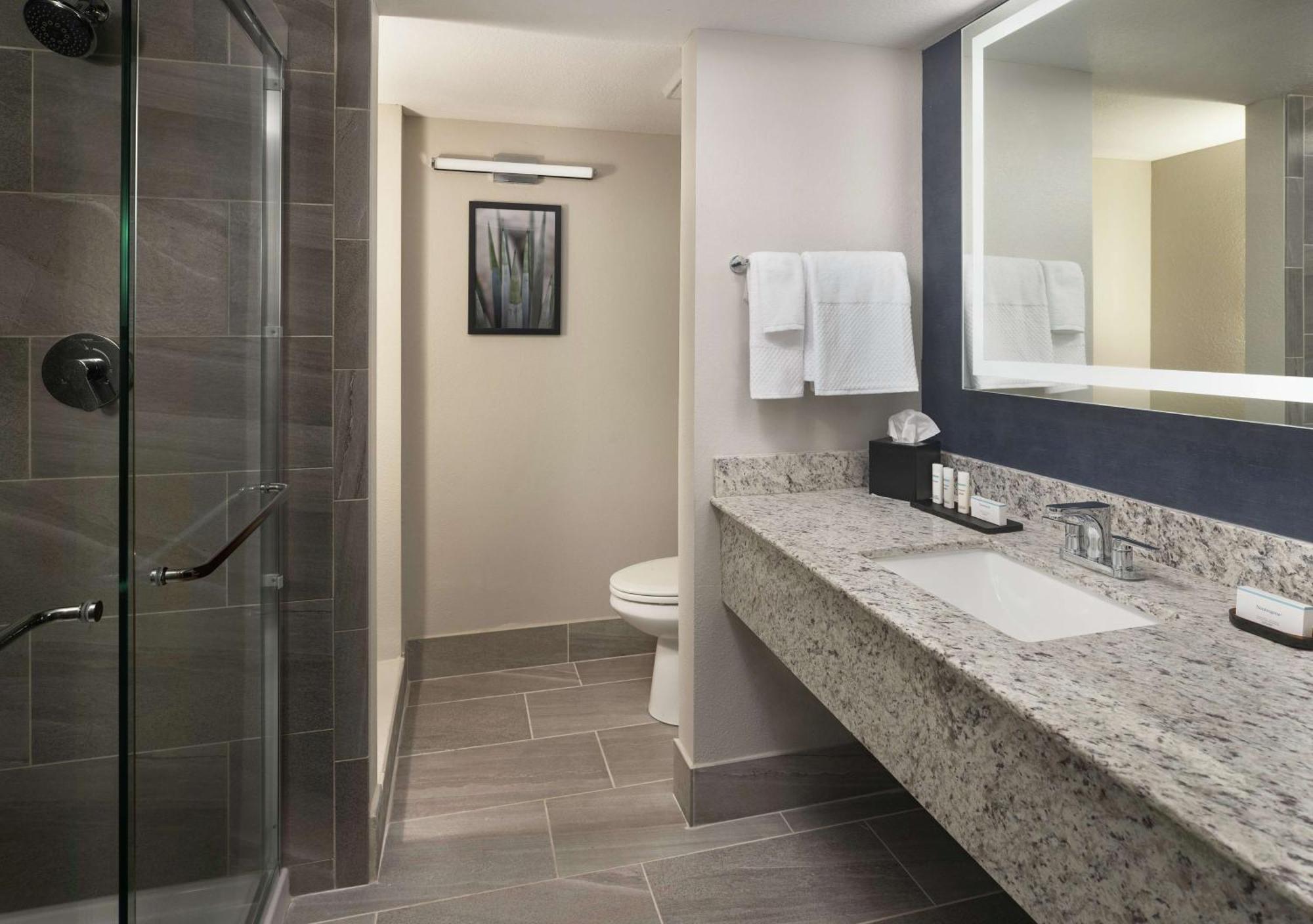 Hotel Embassy By Hilton East 4*