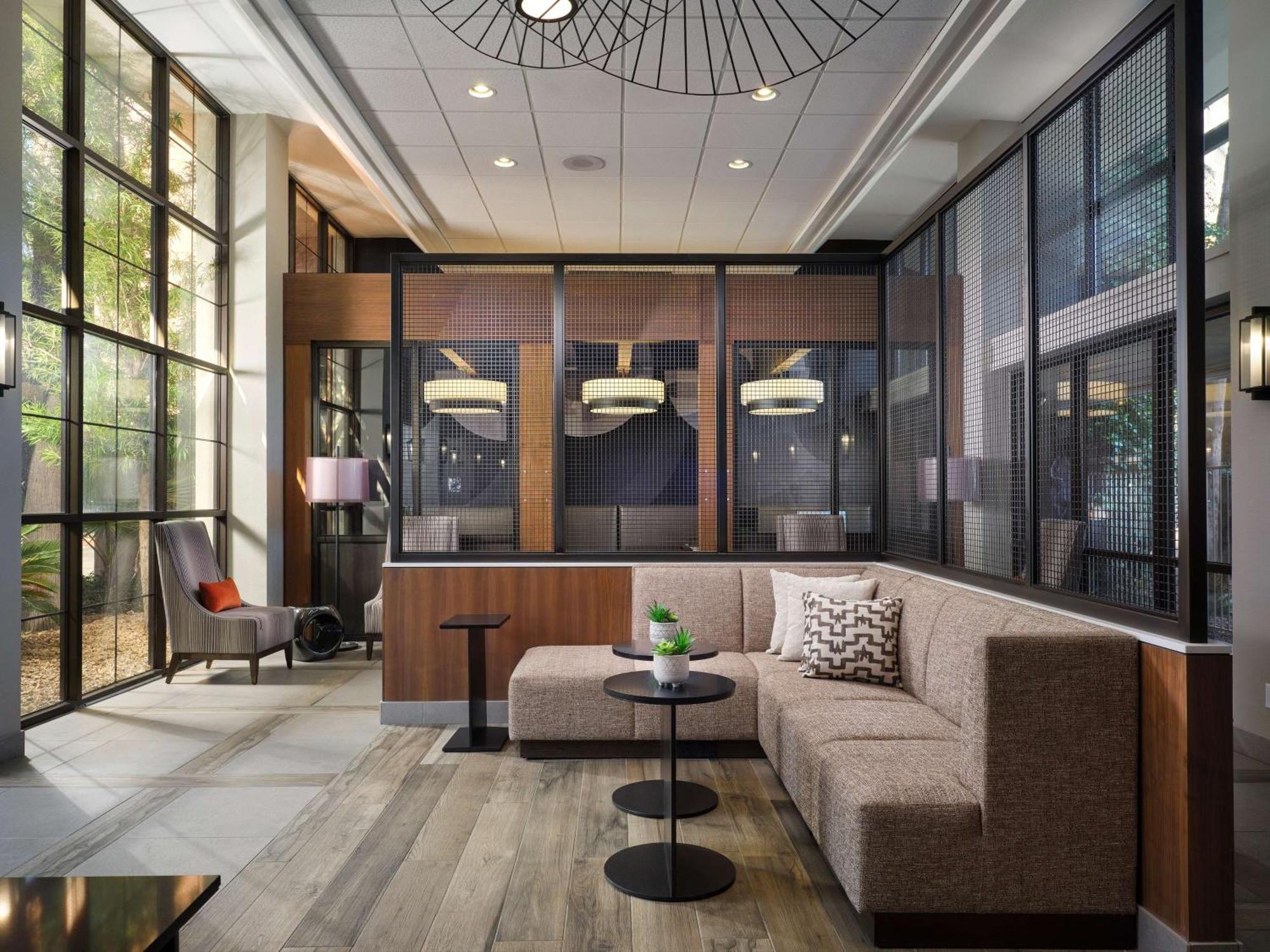 Hotel Embassy By Hilton East Tucson