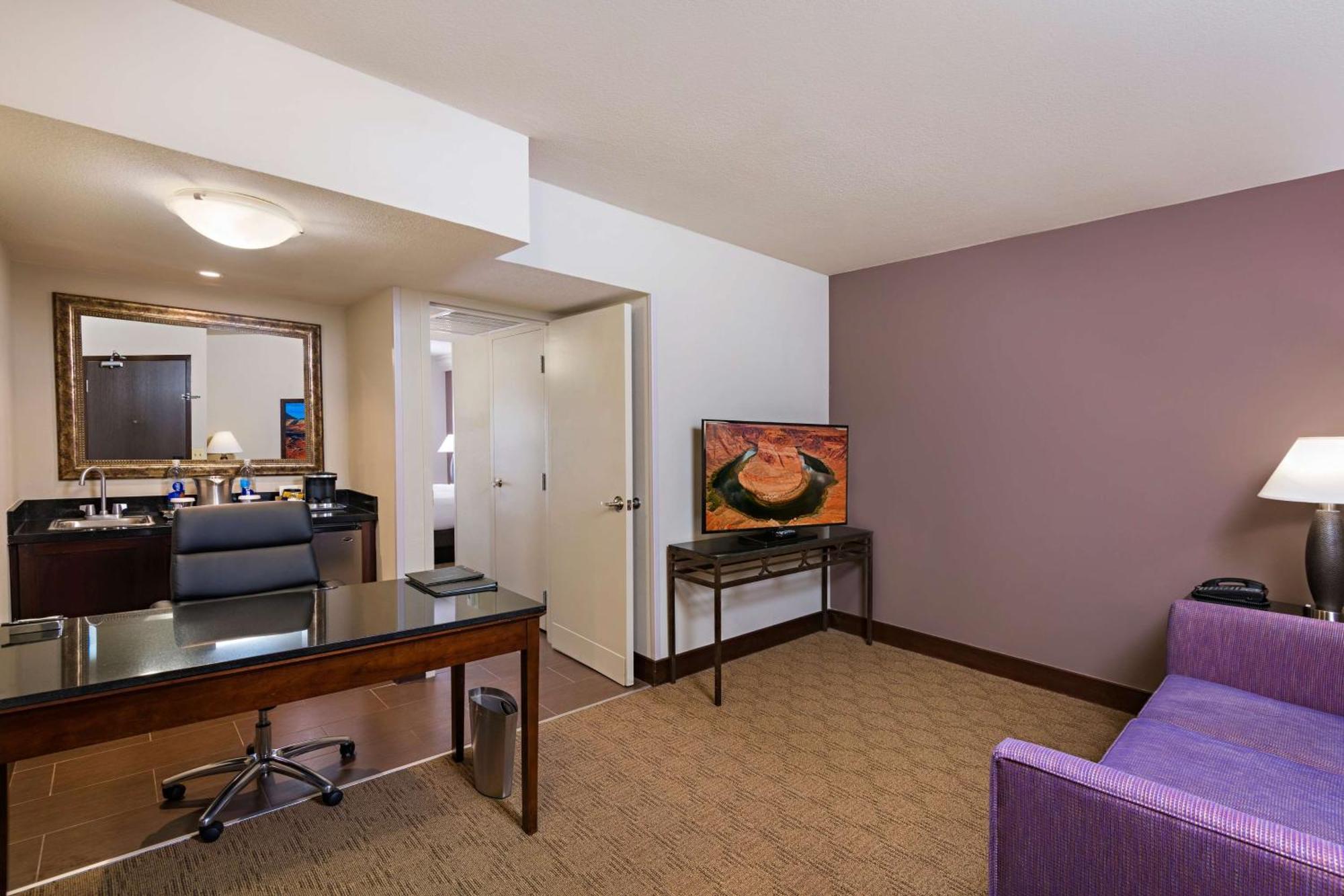 Doubletree By Hilton Phoenix Hotel