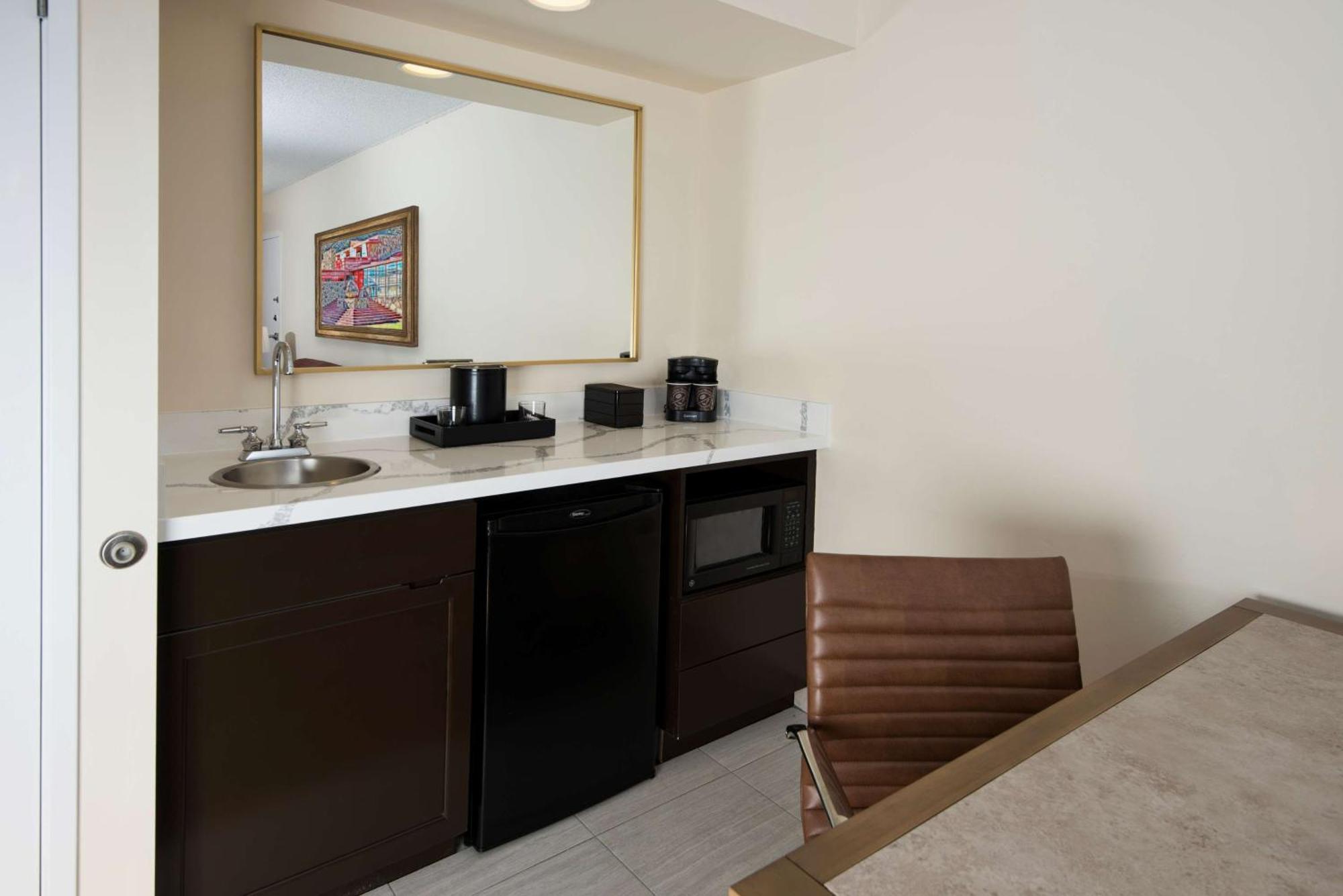 Embassy By Hilton Scottsdale Hotel