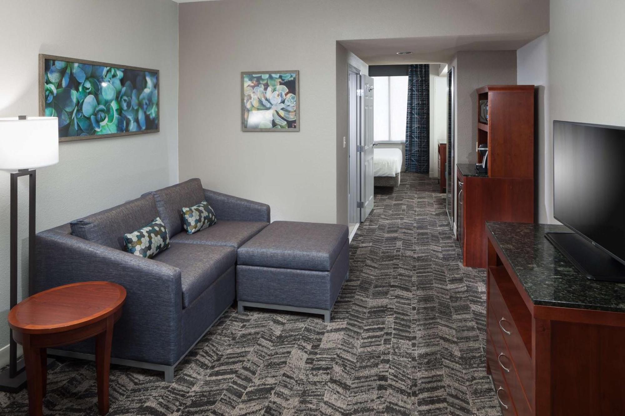 Hilton Garden Airport 3*