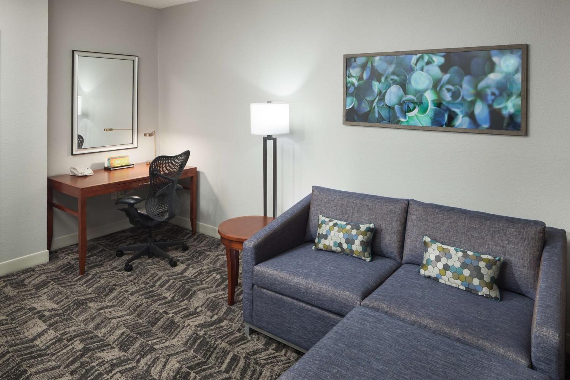 Hilton Garden Airport Hotel 3*