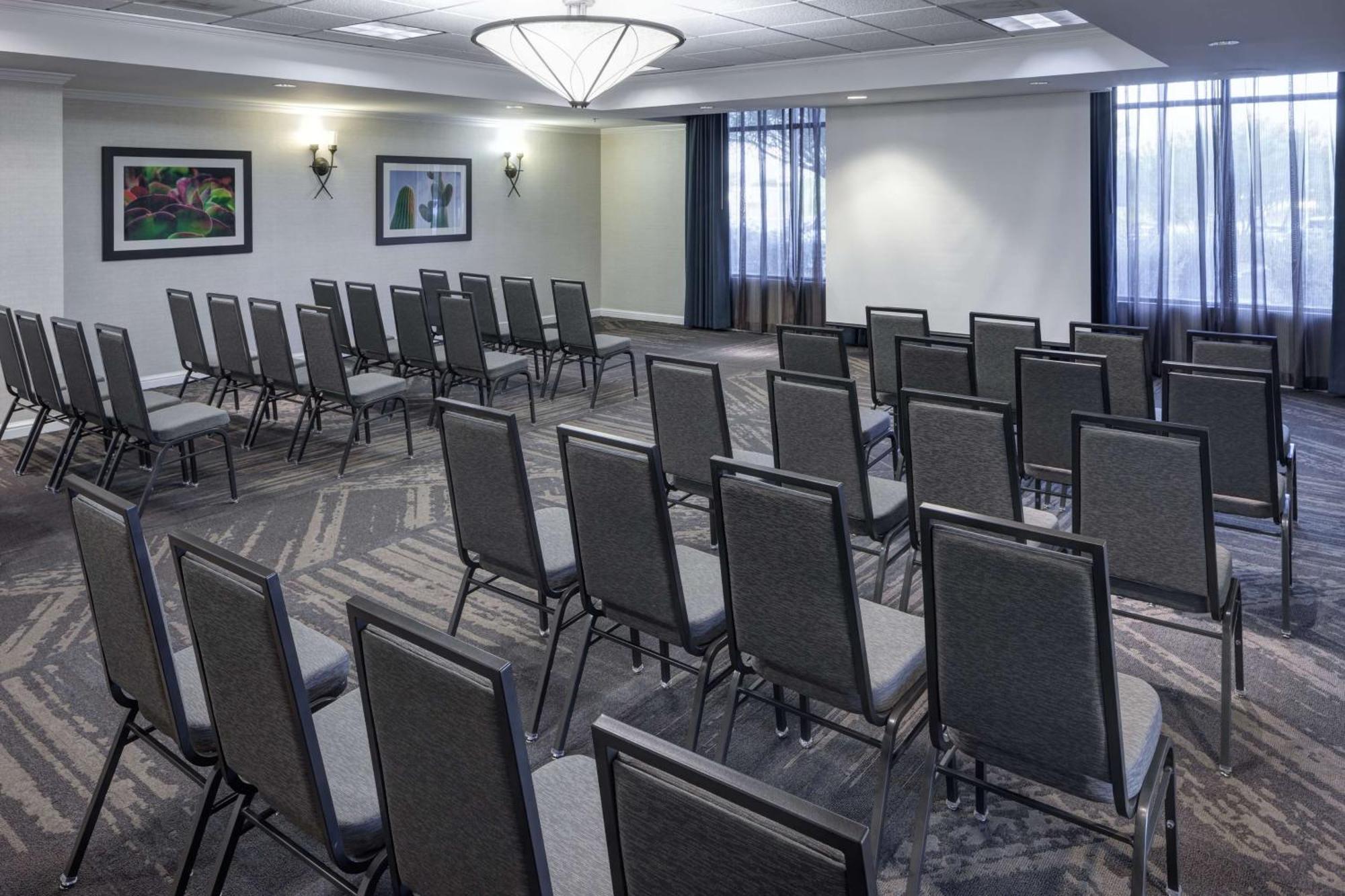 Hilton Garden Airport Hotel 3*