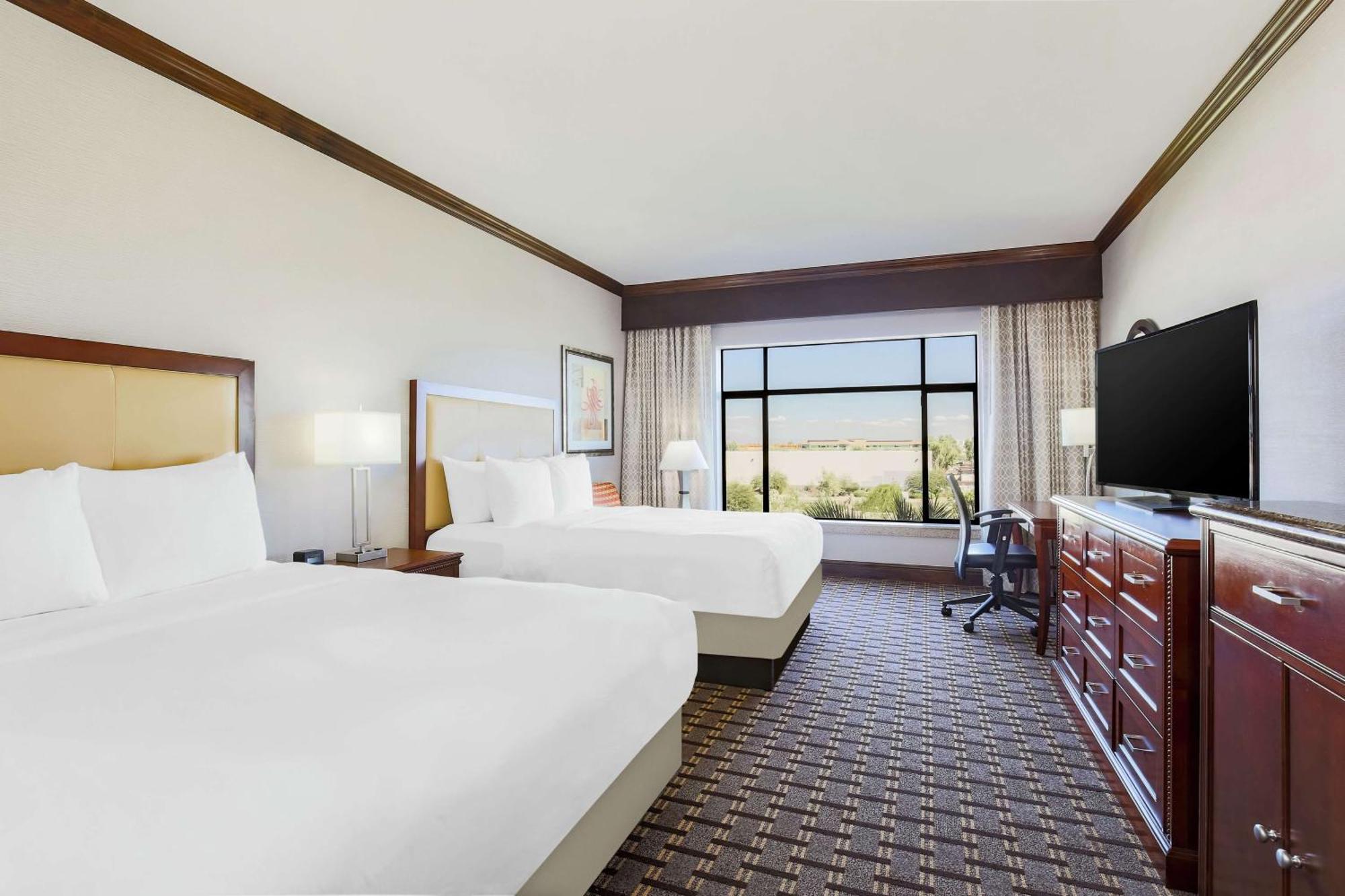 Hilton Phoenix Hotel 4*