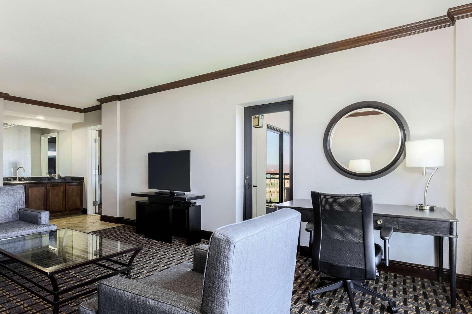Hilton Phoenix Hotel 4*