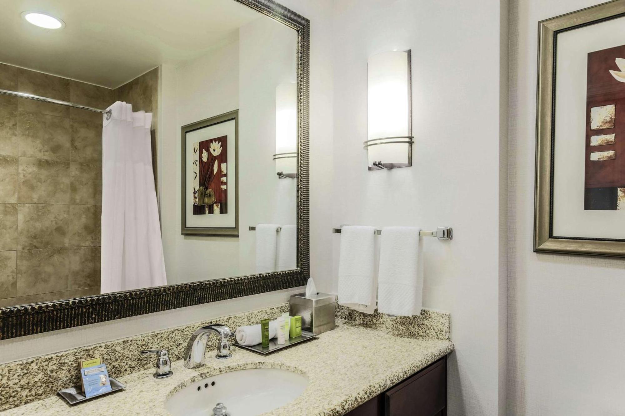 Hilton Phoenix 4*