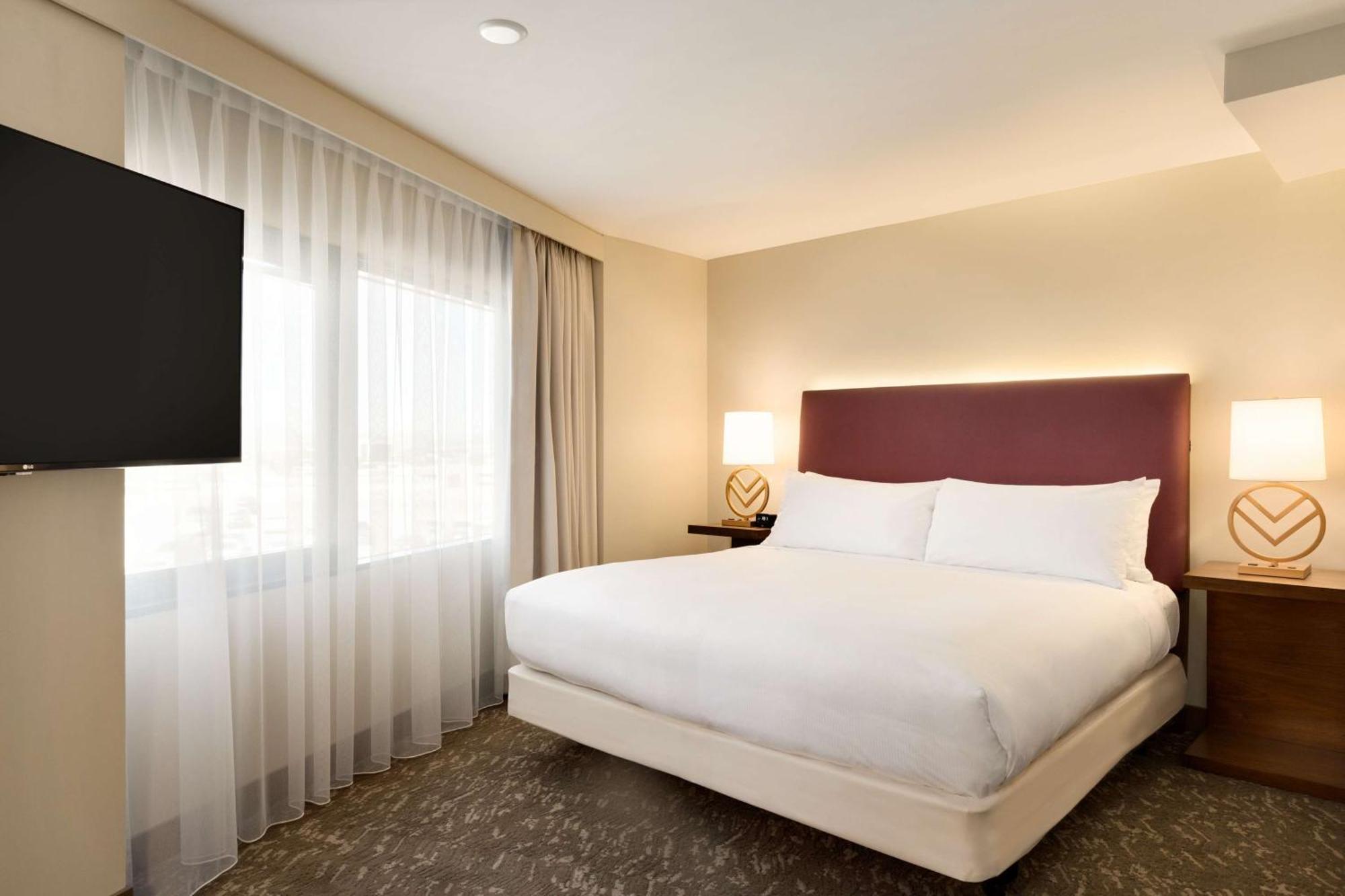 Hotel Embassy By Hilton Downtown North 3*
