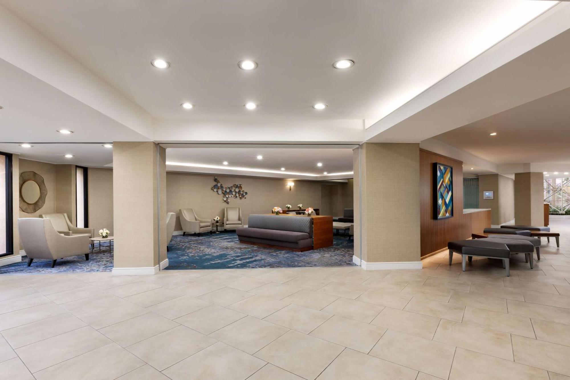Hilton East Hotel 3*