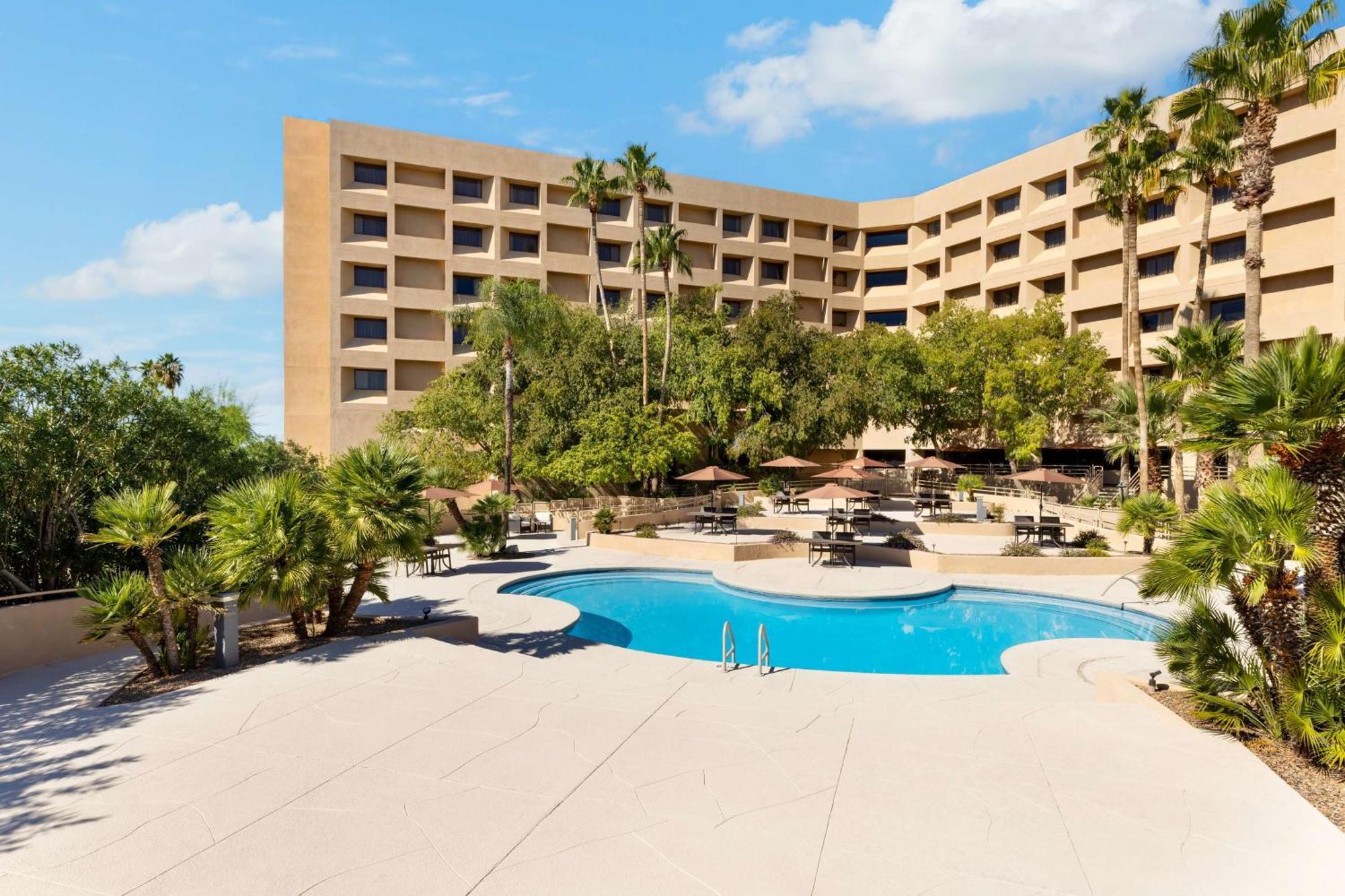 Hilton East Hotel 3*