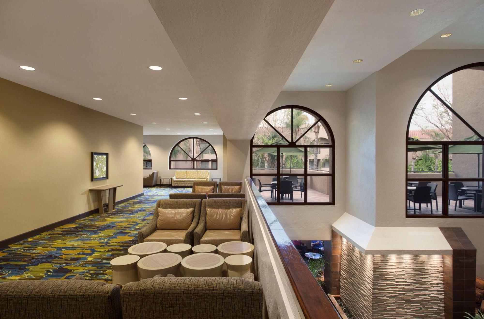 Embassy By Hilton Phoenix Hotel 4*