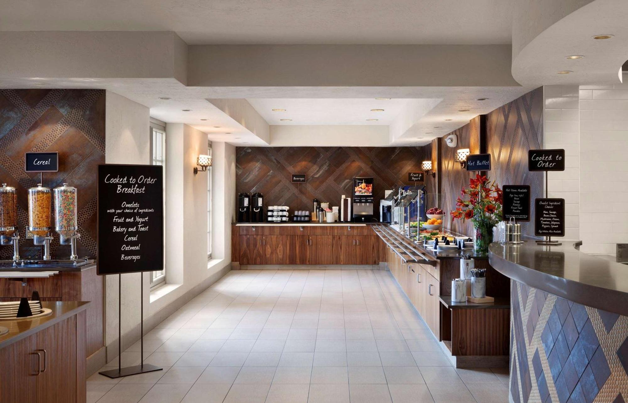 Embassy By Hilton Phoenix Hotel