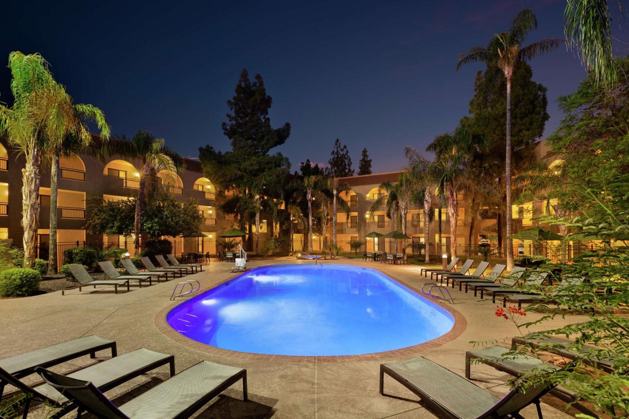 Hotel Embassy By Hilton Phoenix