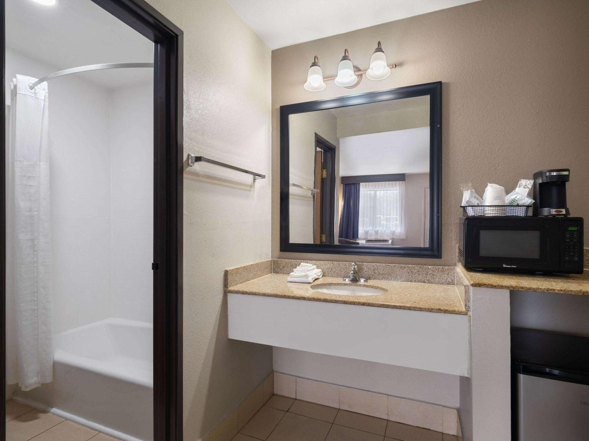 Hotel Travelodge By Wyndham Az 2*