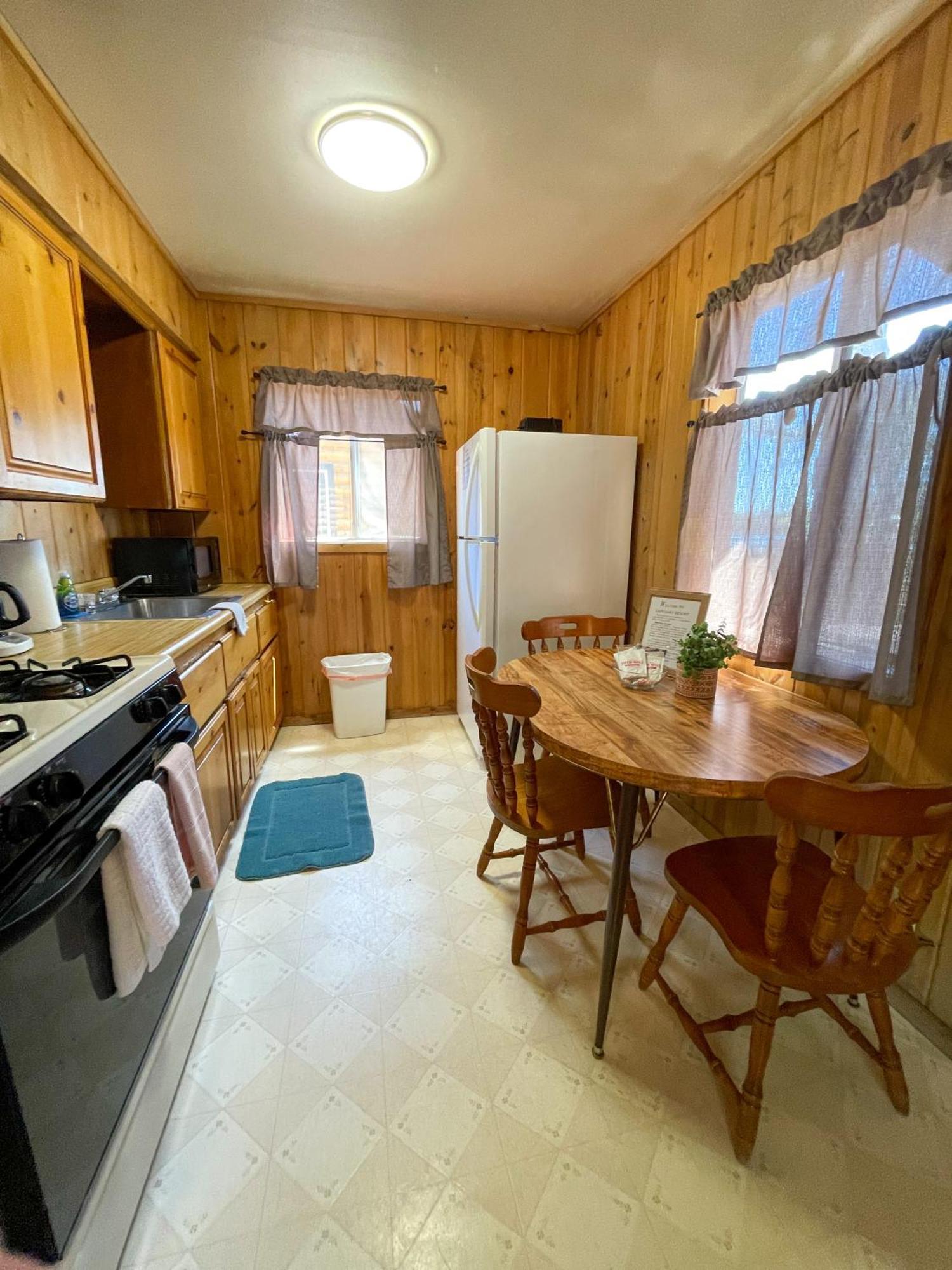 Lazy Oaks Inn