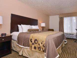 Wyndham Airport & Conference Center Hotel 3*