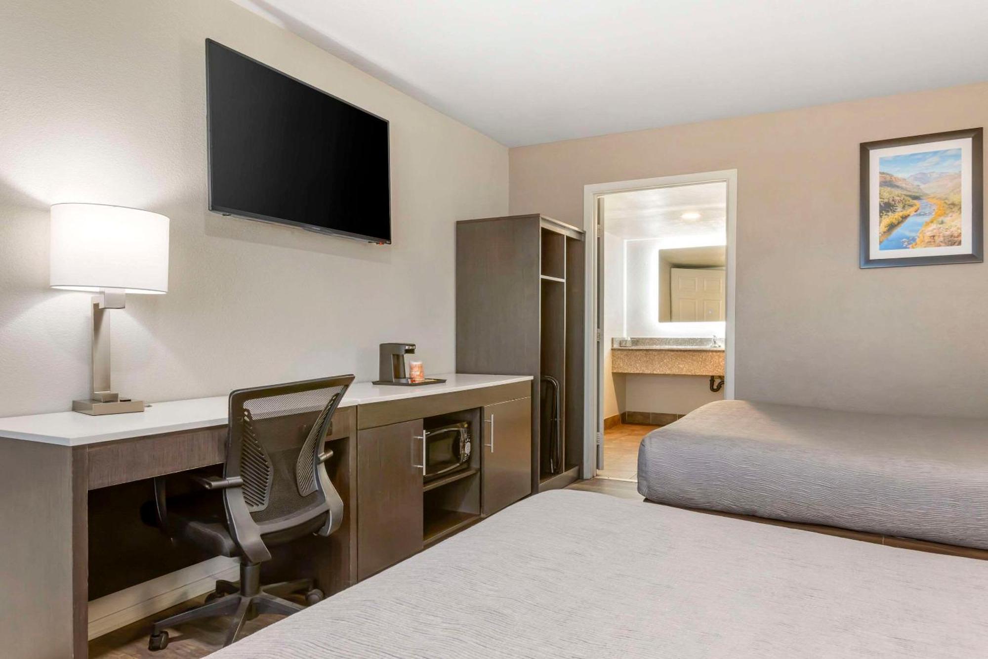 Quality Show Inn