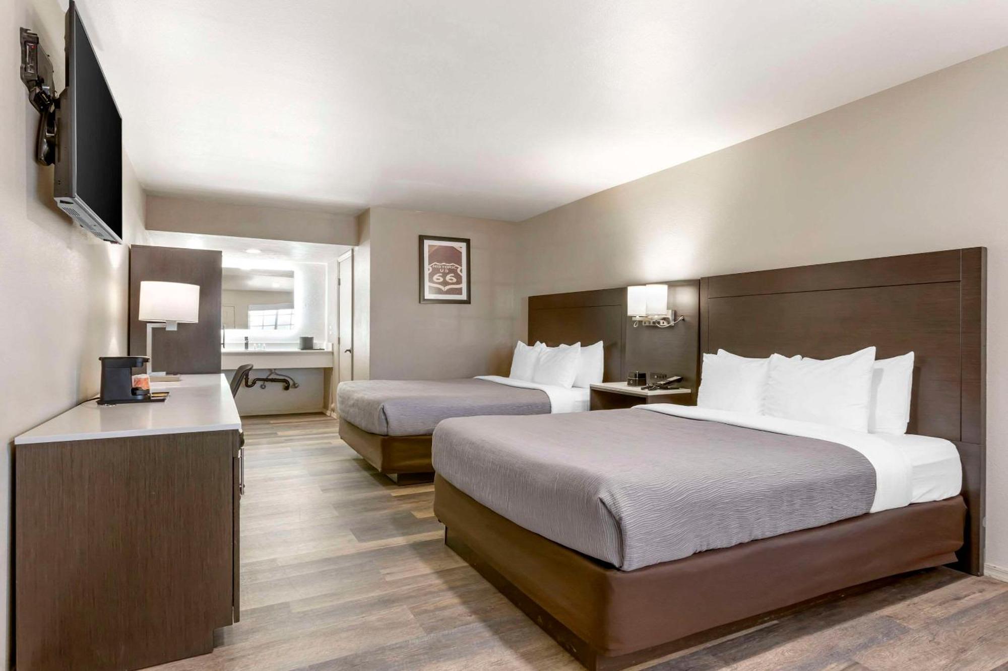 Quality Show Inn 2*