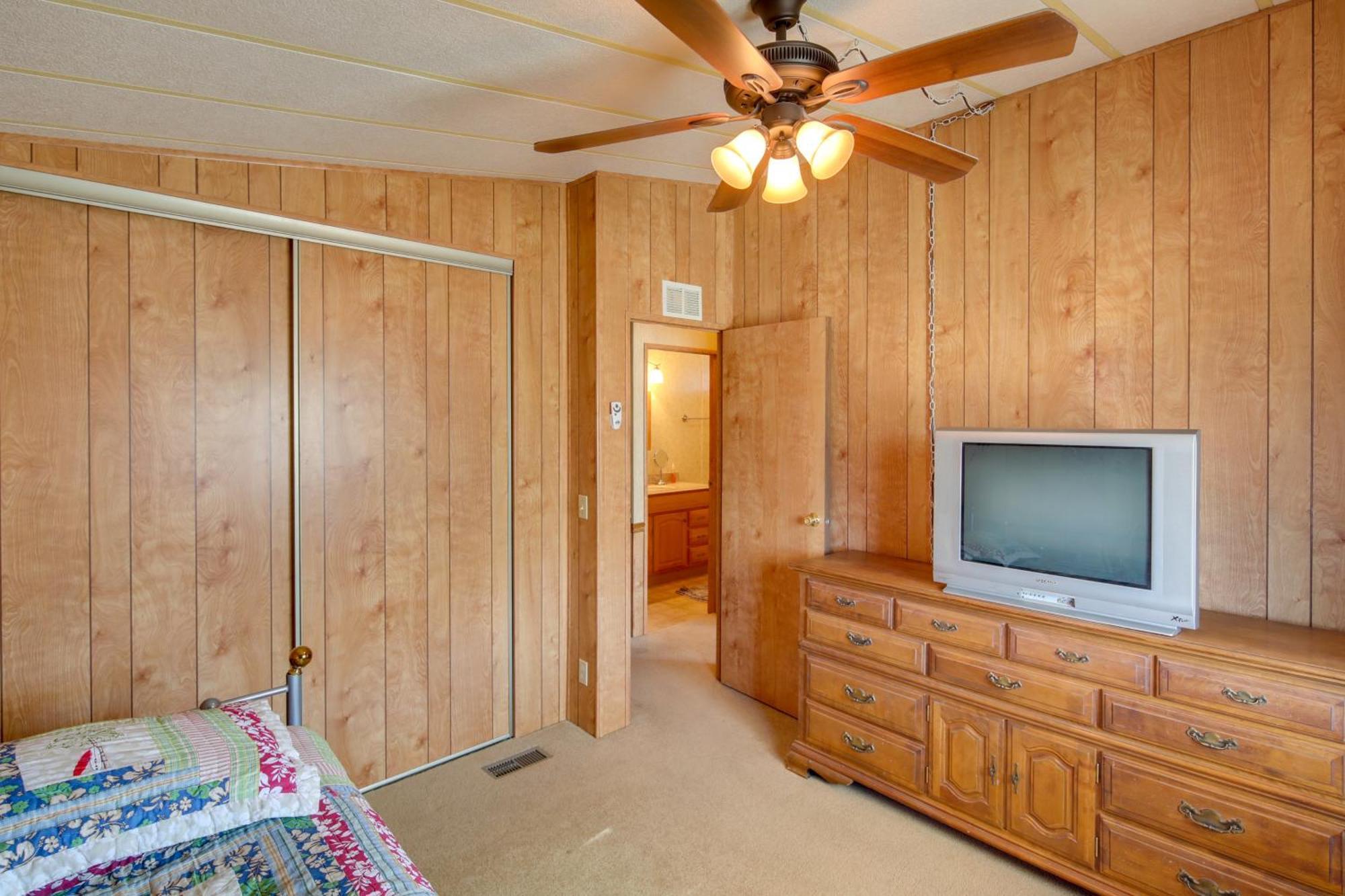 Holiday home Bullhead With Fire Pit - Walk To Co River! Bullhead City