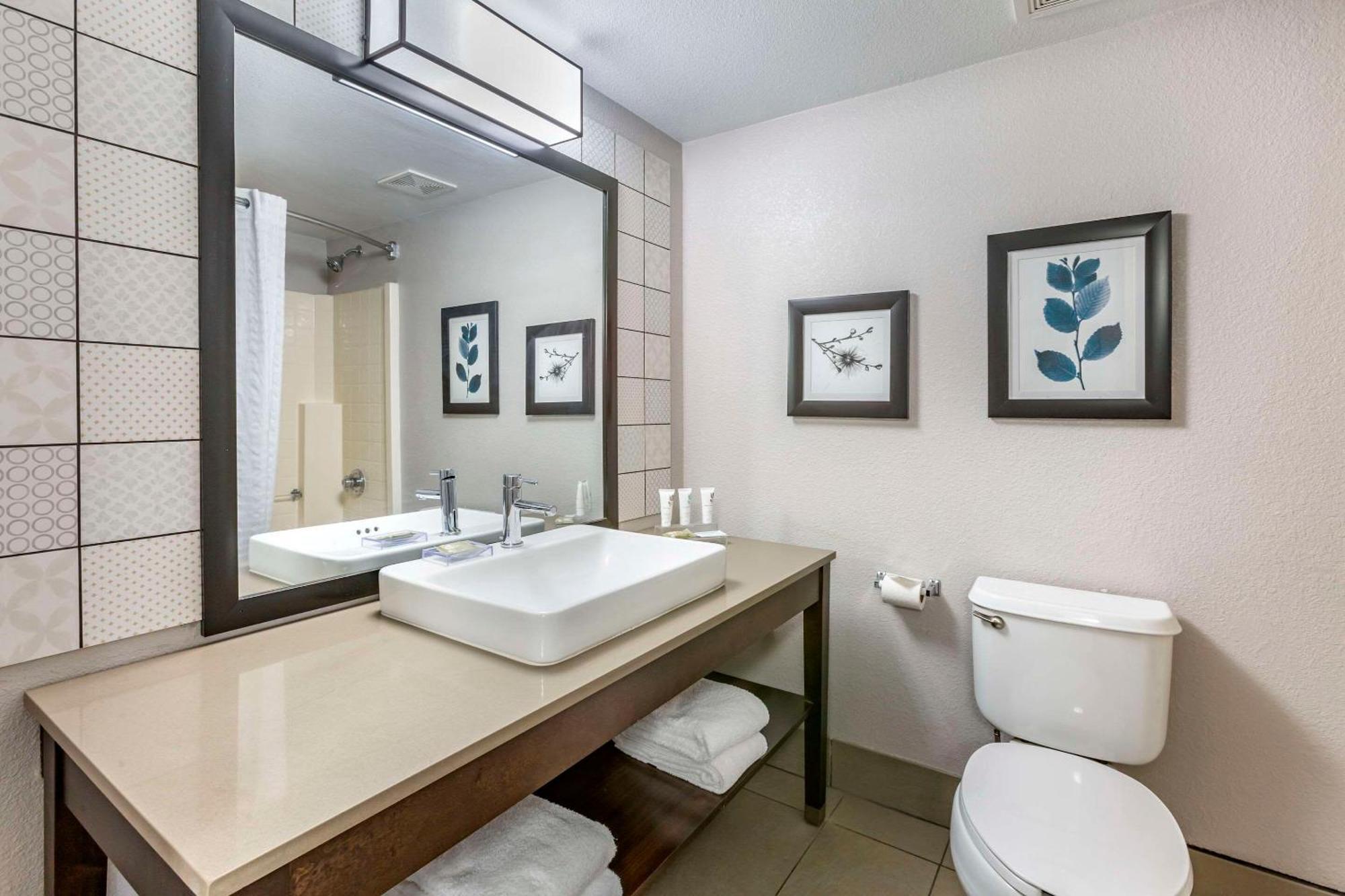 Country & By Radisson, Mesa, Az