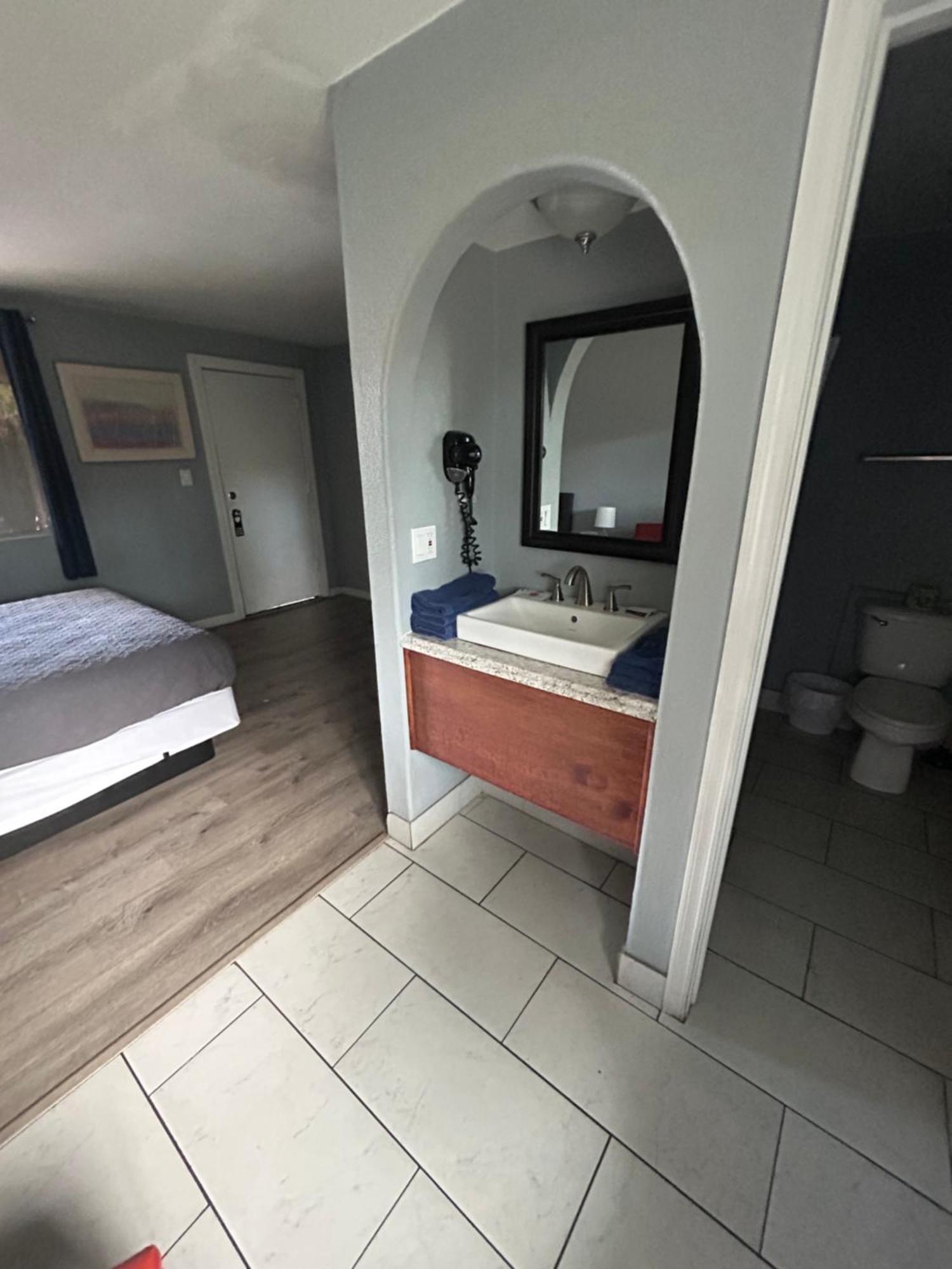 Sierra Motel 2*