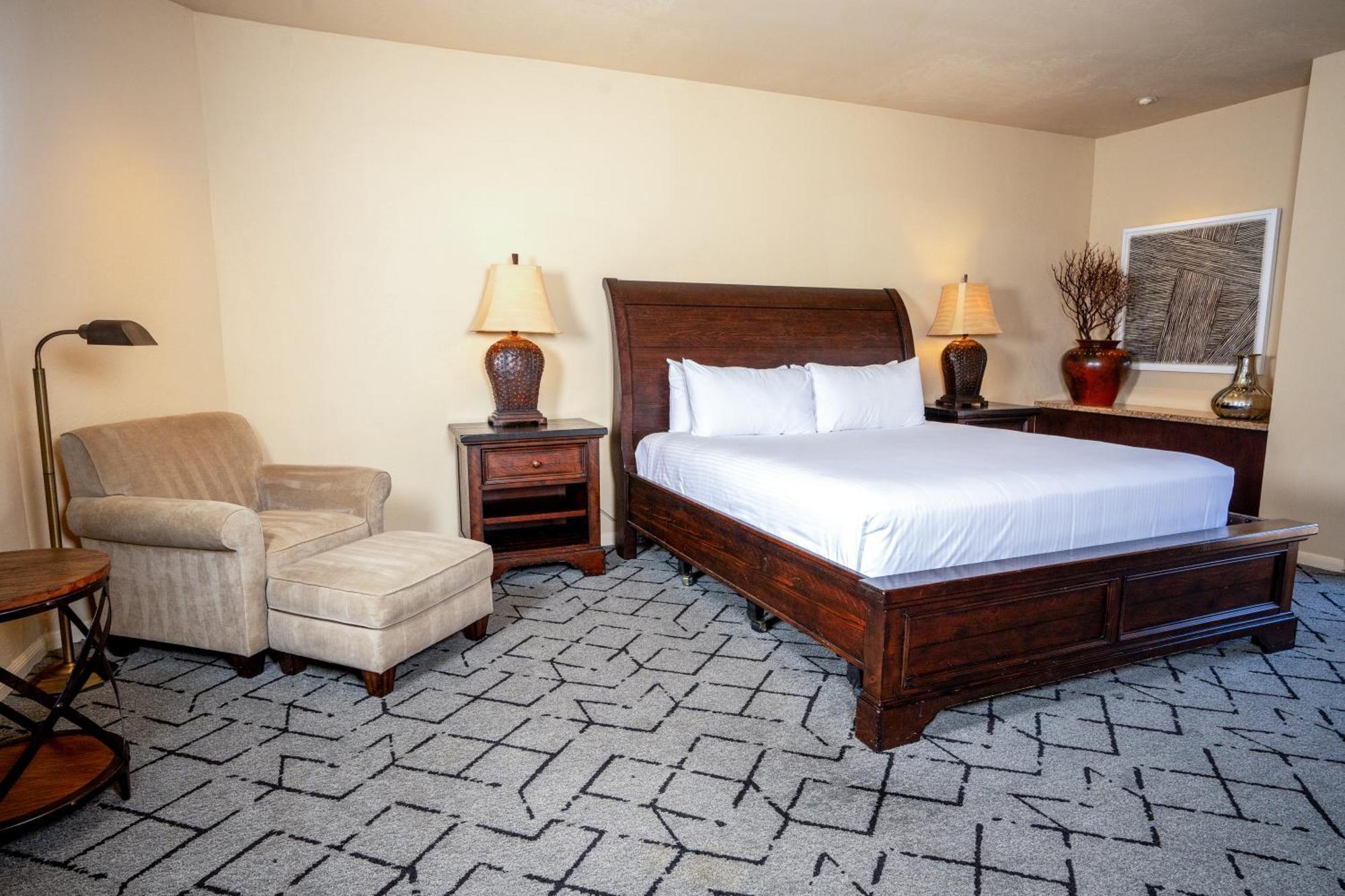 Resort The Scottsdale Plaza & 4*