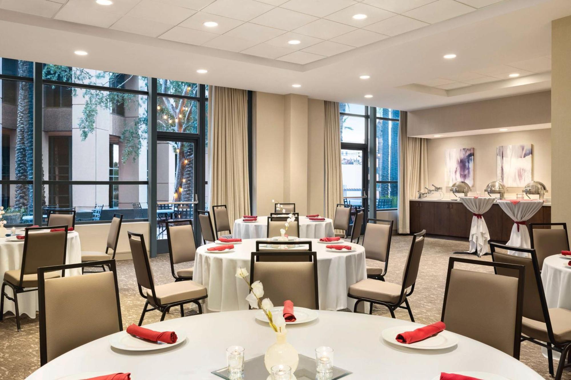 Hotel Embassy By Hilton Downtown North 3*