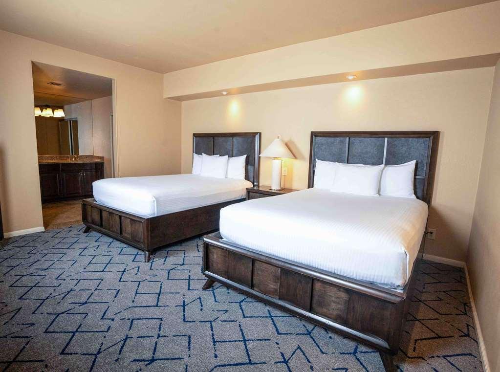 The Scottsdale Plaza &