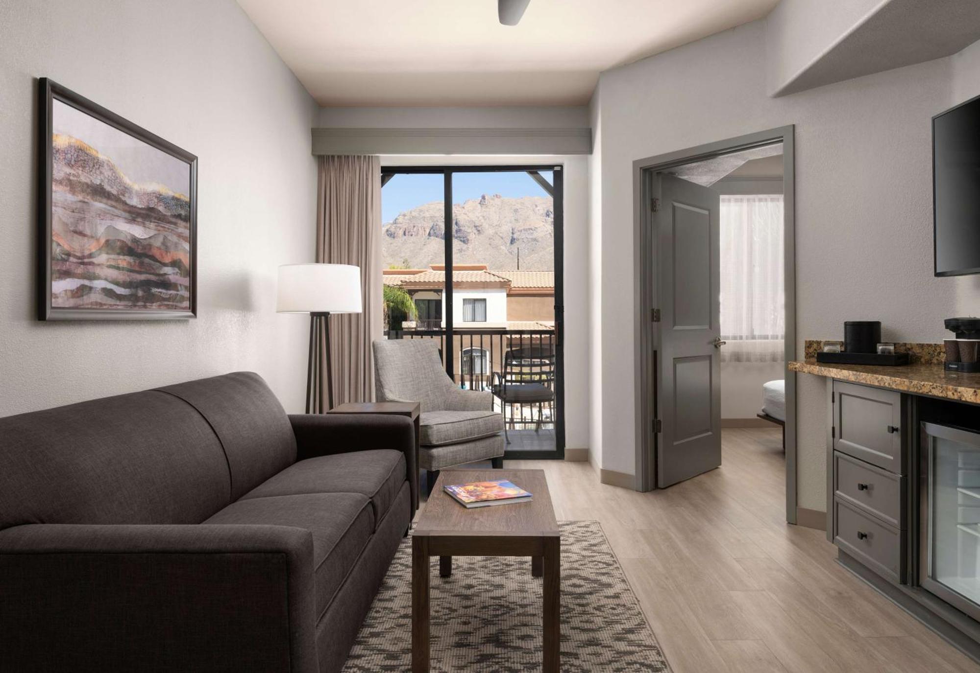 Hotel Embassy - Paloma Village Tucson