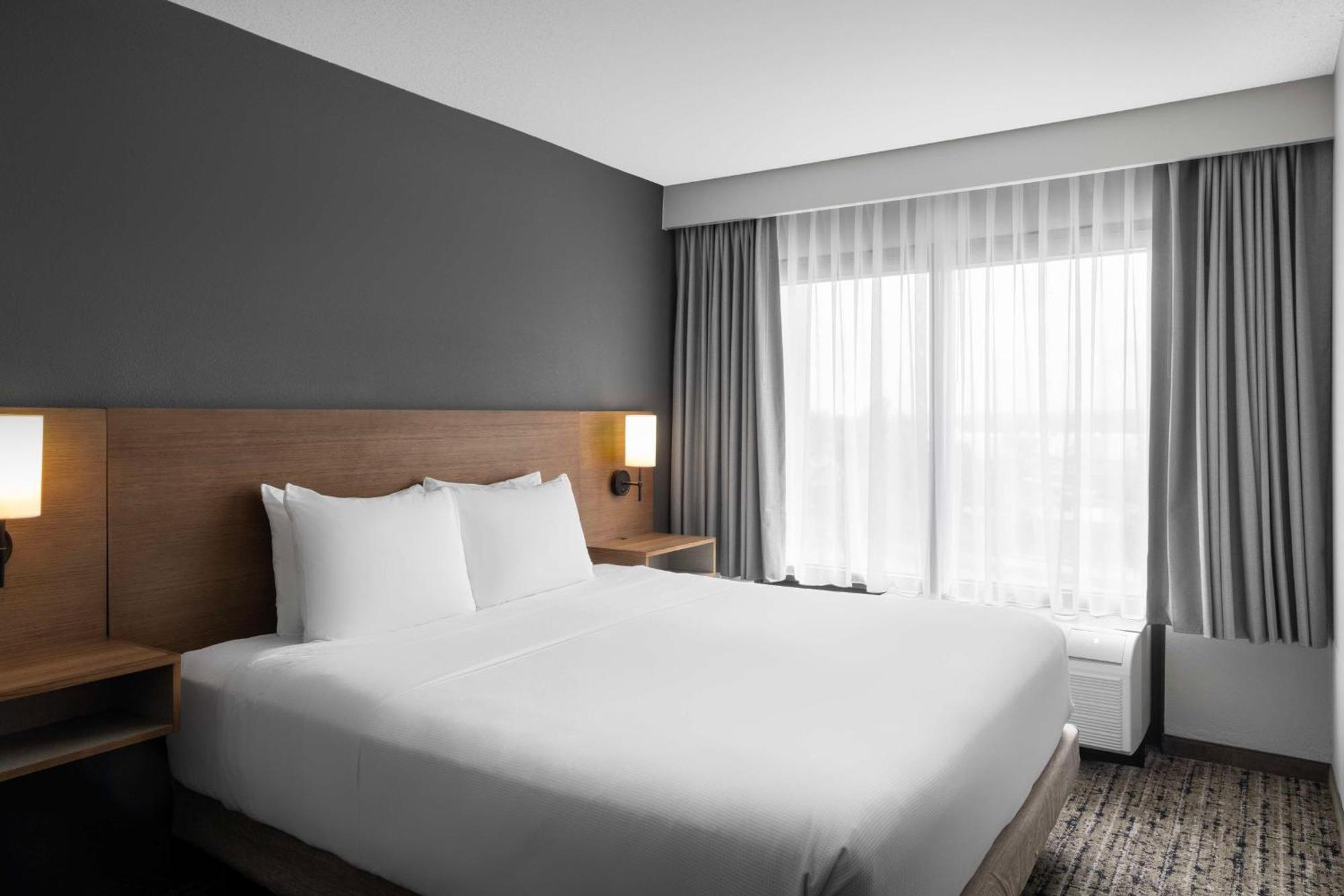 Hyatt Place Phoenix Airport 3*