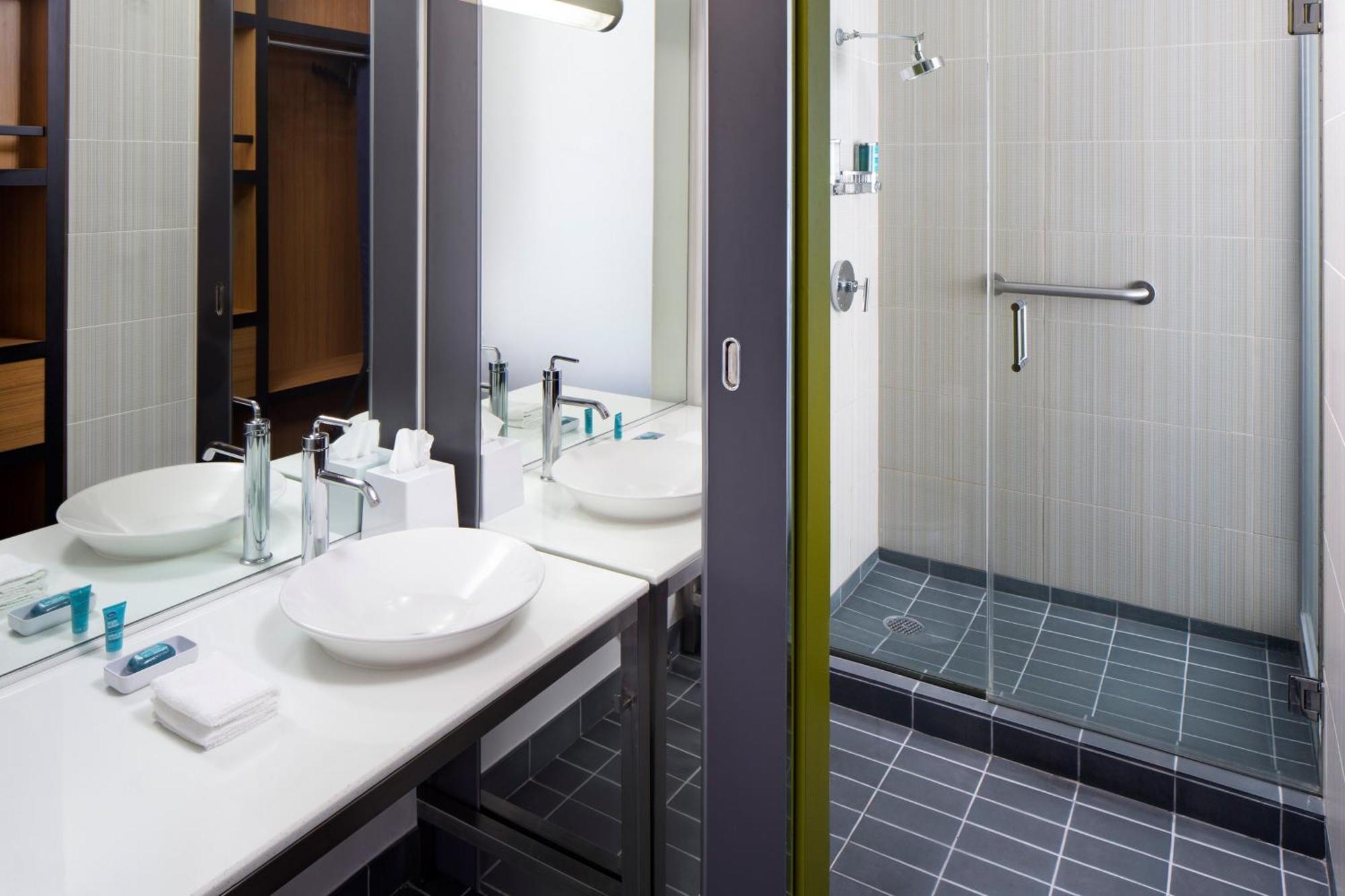 Aloft Hotel 3*